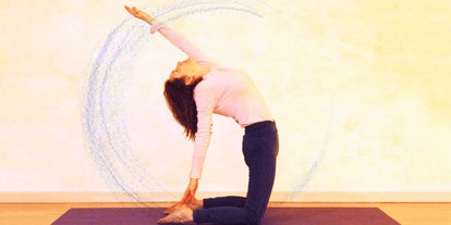 Yogakurs - Yogastil: Hatha Yoga - Edingen-Neckarhausen - Wir studieren beim Üben auch die Empfindung einer Bewegung auf sehr unmittelbare Weise. Beispielsweise erlebt man bei bestimmten Übungen die Bewegung in einer Kreisform und wie sie sich aus dem Umkreis formt. Dadurch fixiert sich das Bewusstsein nicht so sehr an den Körper, sondern bleibt in einer wachen Wahrnehmung zum Körper.  - adhikāra Yogastudio