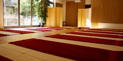 Yogakurs - spezielle Yogaangebote: Yogatherapie - Yoga Raum im AVASATA - Juri Dischinger