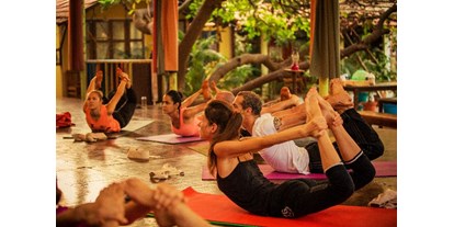 Yogakurs - vorhandenes Yogazubehör: Meditationshocker - Yoga workshop - Kranti Yoga Tradition