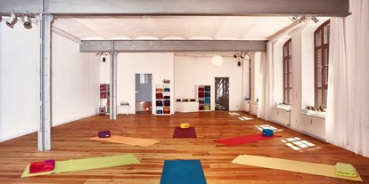 Yogakurs - vorhandenes Yogazubehör: Yogamatten - Wuppertal Cronenberg - SHANTI-Zentrum für Yoga
