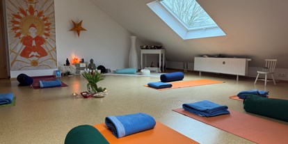 Yogakurs - Yogastil: Yin Yoga - Hamburg-Umland - Yogastudio mit Utensilien  - Diana Kipper Yogaundmehr 