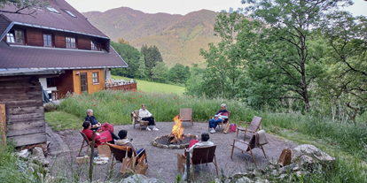 Yogakurs - Ambiente der Unterkunft: Große Räumlichkeiten - Der Platz für Lagerfeuer (bei trockenem Wetter) - Re-balance Yourself: Yoga, Ayurveda & Coaching Retreat im Schwarzwald 