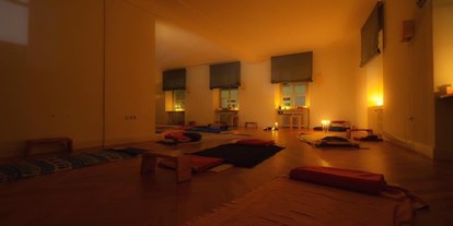 Yogakurs - Mitglied im Yoga-Verband: DeGIT (Deutsche Gesellschaft für Yogatherapie) - Im Yogaraum: Gruppenkurse, Seminare, Weiterbildungen und Yoga Individuell / Yoga Therapeutisch - YogaRaum Müllheim