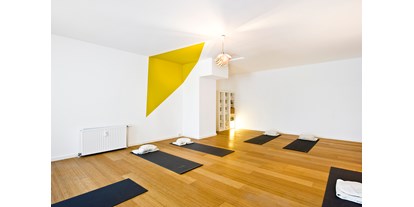 Yogakurs - vorhandenes Yogazubehör: Meditationshocker - Yogaraum - Körperklang - Yoga & Ayurveda