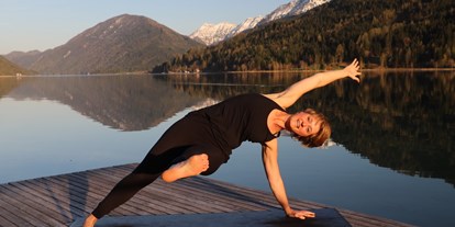Yogakurs - Yogastil: Iyengar Yoga - Oberbayern - Spaß bei der Yoga-Praxis am Weißensee - Your Timeout - Claudia Martin