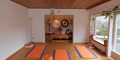 Yogakurs - Yogastil: Hatha Yoga - Barntrup - Unser Klangyoga-Raum mit Naturmaterialien gestaltet. - Jutta Kremer & Wolfgang Meisel