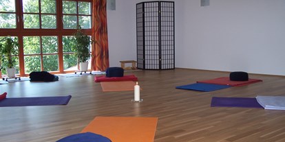 Yogakurs - vorhandenes Yogazubehör: Stühle - Österreich - Yogaraum Laßnitzhöhe