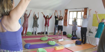 Yogakurs - vorhandenes Yogazubehör: Stühle - Österreich - Yogaraum Laßnitzhöhe