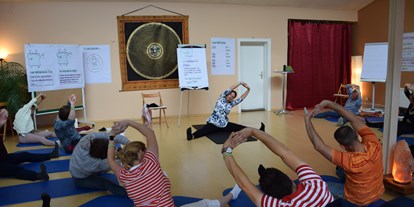 Yoga course - Erfahrung im Unterrichten: > 5000 Yoga-Kurse - Seminar Atmospähre  - Britta Panknin-Ammon  ***Yogalehrerin BDY/EYU***  Yoga-Zentrum Bad Bramstedt