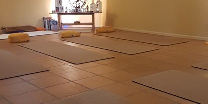 Yogakurs - vorhandenes Yogazubehör: Meditationshocker - Schwarzwald - Yoga Center yoga & health