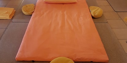 Yogakurs - Ausstattung: Sitzecke - Schwäbische Alb - Yoga Center yoga & health