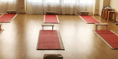 Yogakurs - Kurse für bestimmte Zielgruppen: Kurse nur für Männer - Köln, Bonn, Eifel ... - Notwendiger Abstand ganz sicher! - Frank Hampe - Yoga Zentrum Krefeld