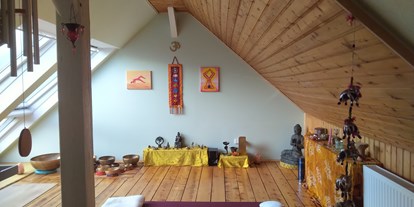 Yogakurs - vorhandenes Yogazubehör: Yogamatten - Schwerte - Yogaraum Einzelstunde - Shantidevi bei Shala Utaja