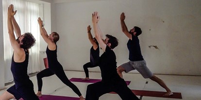 Yogakurs - Kurssprache: Italienisch - Berlin-Stadt Prenzlauer Berg - Yoga Niveau 2 (shooting) - Yalp -Yoga and Ayurveda- Berlin Home Studio