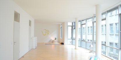 Yogakurs - Kurssprache: Englisch - Leipzig - unser 90m2 luftig loftiger Yoga-Raum - Power Yoga Leipzig
