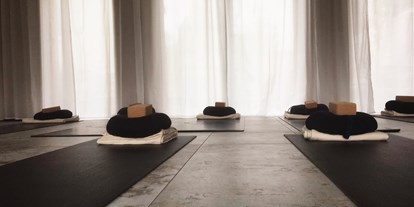 Yogakurs - vorhandenes Yogazubehör: Sitz- / Meditationskissen - Mellensee - Yogascheune ein Raum für Rückzug, Entspannung, zum sich Begegnen. - Yogascheune Praxis am Mellensee