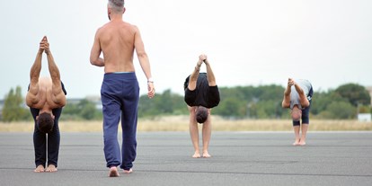 Yogakurs - Kurse mit Förderung durch Krankenkassen - Berlin-Stadt Tiergarten - Joachim Koch auf dem Tempelhofer Flugfeld - YANG YANG
