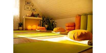 Yogakurs - vorhandenes Yogazubehör: Yogamatten - Ostfriesland - abschalten und wohlfühlen - Vianu- Lebensberatung & Yoga - Eszter Saletros