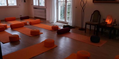 Yogakurs - Kurse für bestimmte Zielgruppen: Kurse für Senioren - Karin Diehl
