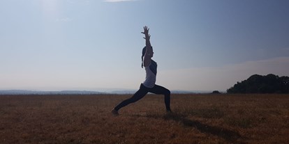 Yoga course - Hesse - Krieger 1: kraftvoll, fokossiert, zentriert. Ganz in meiner Kraft und meiner Balance. - YOGAINA