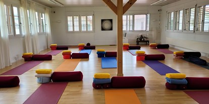 Yogakurs - Yogastil: Restoratives Yoga - Bern - Der Tara-Raum ist vorbereitet für  Yin Yoga. - Ananda Oedipe satyam Yoga Zentrum