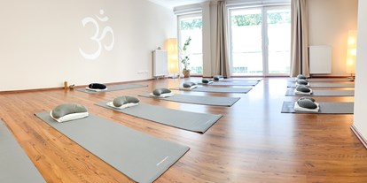Yoga course - vorhandenes Yogazubehör: Yogamatten - Body & Mind Balance - Yoga-Studio - Katrin Franzke