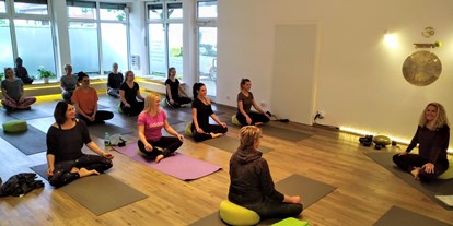 Yogakurs - vorhandenes Yogazubehör: Stühle - Nürtingen - Yogastudio AURA - Yoga & Klang