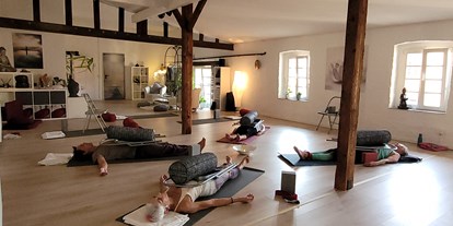 Yogakurs - spezielle Yogaangebote: Satsang - Köln, Bonn, Eifel ... - Yin Yoga
Entspannung Hatha Yoga - Sevil-Anne Zeller   namaste Yoga Loft