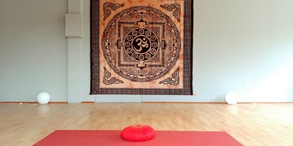Yogakurs - vorhandenes Yogazubehör: Meditationshocker - Bestensee - Dayadevi Yoga