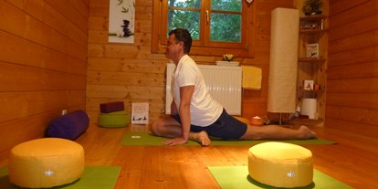 Yogakurs - Erfahrung im Unterrichten: > 250 Yoga-Kurse - Weinviertel - Yogaraum in der Gesundheitspraxis Starnwörth. Yogaasana "halbe Taube" - Gesundheits.Yoga Günter Fellner