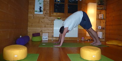 Yogakurs - Kurse mit Förderung durch Krankenkassen - Yogaraum in der Gesundheitspraxis Starnwörth. Yogaasana "herabschauende Hund" - Gesundheits.Yoga Günter Fellner