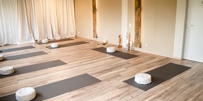 Yogakurs - vorhandenes Yogazubehör: Yogablöcke - Das Yogastudio - Rebecca Oellers Perpaco Yoga