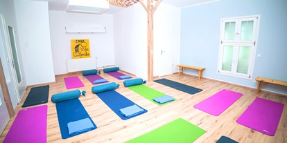 Yogakurs - vorhandenes Yogazubehör: Decken - Berlin-Stadt Kreuzberg - Unser gemütlicher Yoga Raum - Casa de Quilombo e.V.