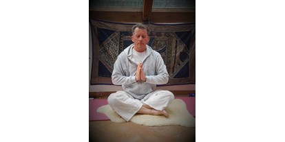 Yogakurs - vorhandenes Yogazubehör: Decken - Niederrhein - Ulrich Hampel / Kundalini Yoga Langwaden