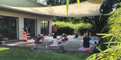 Yogakurs - vorhandenes Yogazubehör: Decken - Leipzig - wir bieten Yoga und Pilatesklassen und sind von den Krankenkassen zertifiziert. - Ulrike Göpelt Balancestudio