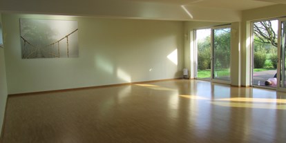 Yogakurs - vorhandenes Yogazubehör: Stühle - Leipzig - 100qm Kursraum mit viel Tageslicht und großen Schiebetüren - Ulrike Göpelt Balancestudio
