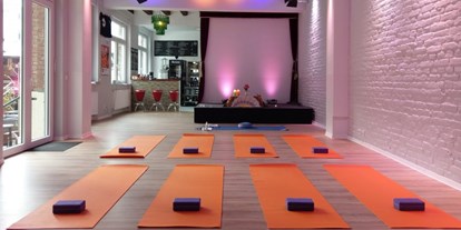 Yogakurs - vorhandenes Yogazubehör: Yogamatten - Hessen - In diesen Räumen des Studio ZR6 kann eine ganz besondere Atmosphäre entstehen. - just YOGA - Peer Baldamus