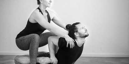 Yoga course - Ausstattung: Dusche - Hessen Süd - Bhekasana Adjustment - Ashtanga Yoga Institut Heidelberg