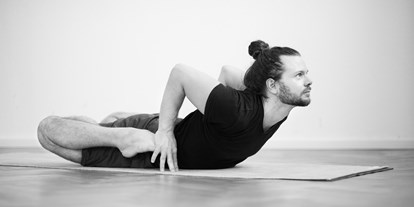 Yogakurs - Ausstattung: Sitzecke - Edingen-Neckarhausen - Nils in Bhekasana - Ashtanga Yoga Institut Heidelberg