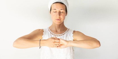 Yogakurs - Yogastil: Meditation - Himberg (Himberg) - Beargrass - Position für das Herzchakra - KundaLis