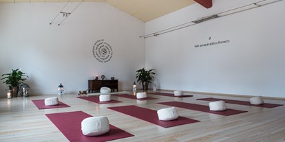 Yogakurs - Mitglied im Yoga-Verband: DeGIT (Deutsche Gesellschaft für Yogatherapie) - Schwäbische Alb - der große, helle Raum ist optimal für Yoga geeignet - DeinYogaRaum