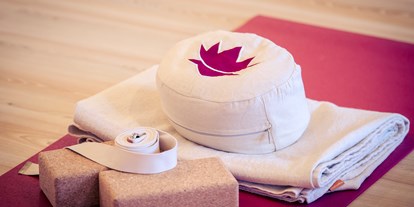 Yogakurs - Mitglied im Yoga-Verband: DeGIT (Deutsche Gesellschaft für Yogatherapie) - Yogamatten, Sitzkissen, Decken und Hilfsmittel sind in großer Anzahl vorhanden - DeinYogaRaum
