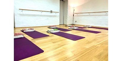 Yogakurs - Kurse für bestimmte Zielgruppen: Kurse nur für Frauen - Berlin-Stadt Lichtenberg - Yoga Raum mit Matten - Kundlalini Yoga mit Christiane
