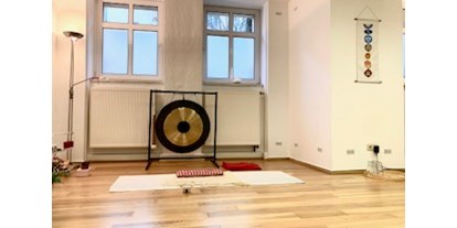 Yogakurs - Ausstattung: Umkleide - Berlin-Stadt Charlottenburg-Wilmersdorf - Yogaraum mit Gong - Kundlalini Yoga mit Christiane