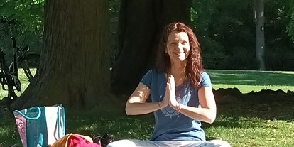 Yogakurs - Mitglied im Yoga-Verband: BYV (Der Berufsverband der Yoga Vidya Lehrer/innen) - Hessen Süd - Yoga im Kurpark Wiesbaden! Eine wunderbare Erfahrung umgeben von Prana aus der Natur 🕉️!
Bei schönem Wetter samstags um 9 Uhr gegen eine kleine Spende 🙏 - Ursula Owens