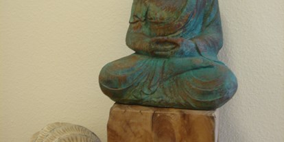 Yogakurs - Yogastil: Meditation - Viersen - Liebevolle Details im Flur. - GANDIVA YOGA