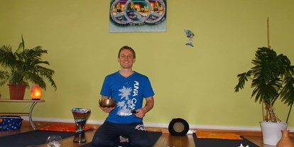 Yogakurs - vorhandenes Yogazubehör: Stühle - Brandenburg Nord - Karibik Yoga Christopher Willer - Christopher Willer