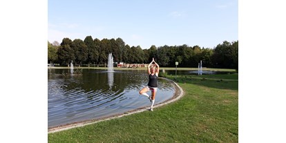 Yogakurs - Erreichbarkeit: sehr gute Anbindung - Brandenburg - Am Liebsten mache ich Yoga im Park in einer Kombi mit einem Lauftraining. Hier Bad Füssing. - Dr. Sylvia Hanusch