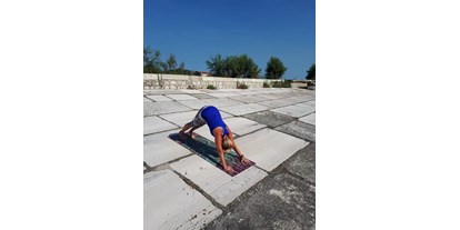 Yogakurs - Yogastil: Power-Yoga - Yoga am Strand - Herabschauender Hund - Dr. Sylvia Hanusch
