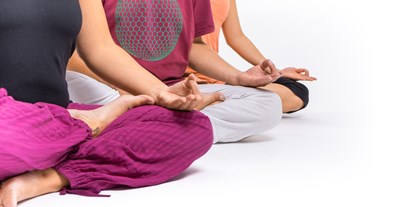 Yogakurs - Art der Yogakurse: Geschlossene Kurse (kein späterer Einstieg möglich) - Hessen Süd - Amara Yoga